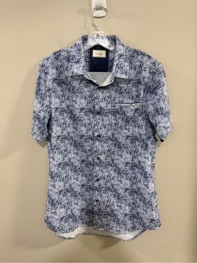 7 Diamonds Men's Short Sleeve Button-Down in Blue and White Abstract. Size M